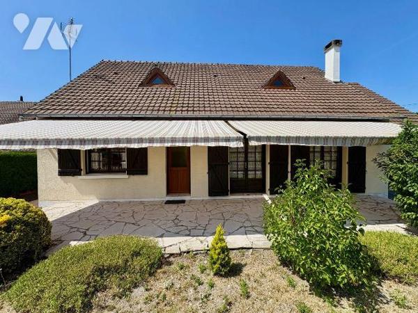 À Salbris, dans un quartier calme et agréable du Loir-et-Cher, proche des commodités et bordé d...