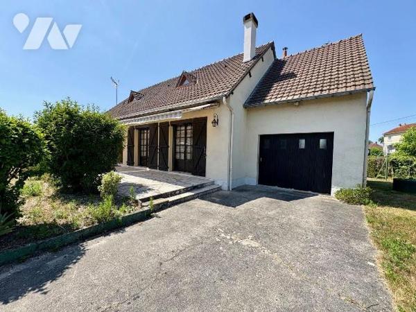 À Salbris, dans un quartier calme et agréable du Loir-et-Cher, proche des commodités et bordé d...