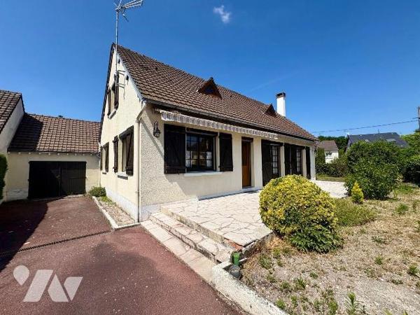 À Salbris, dans un quartier calme et agréable du Loir-et-Cher, proche des commodités et bordé d...