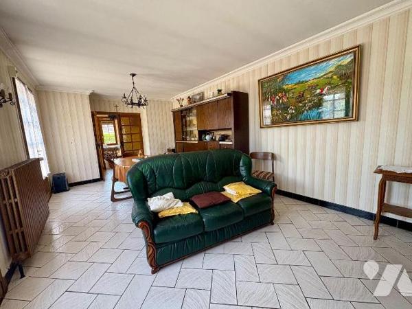 À Salbris, dans un quartier calme et agréable du Loir-et-Cher, proche des commodités et bordé d...