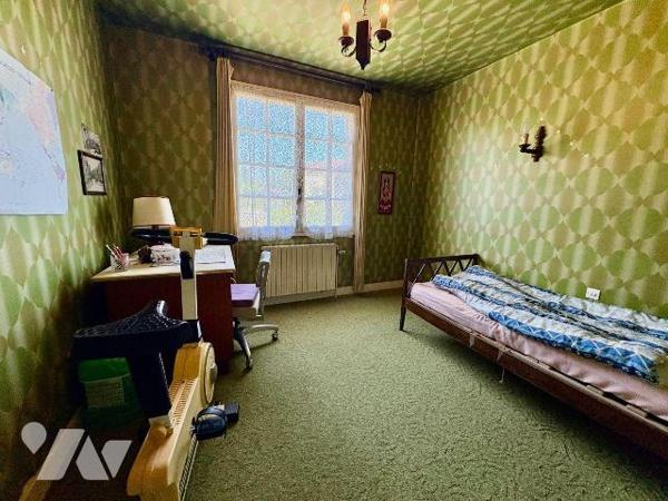 À Salbris, dans un quartier calme et agréable du Loir-et-Cher, proche des commodités et bordé d...