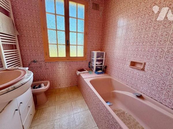 À Salbris, dans un quartier calme et agréable du Loir-et-Cher, proche des commodités et bordé d...