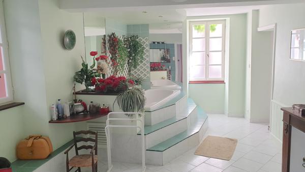 À VENDRE VERNIOLLE : MAISON DE CARACTÈRE AU CHARME UNIQUE.