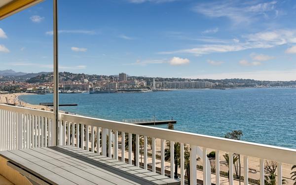 Appartement à vendre    3 pièces •  Fréjus