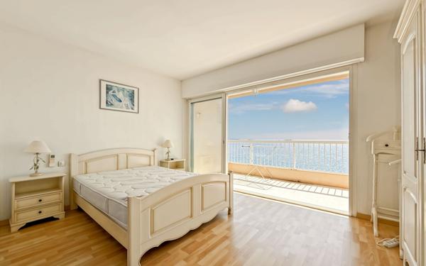 Appartement à vendre    3 pièces •  Fréjus