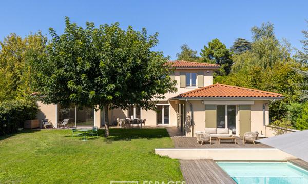 Maison contemporaine et lumineuse sur terrain paysagé avec piscine
