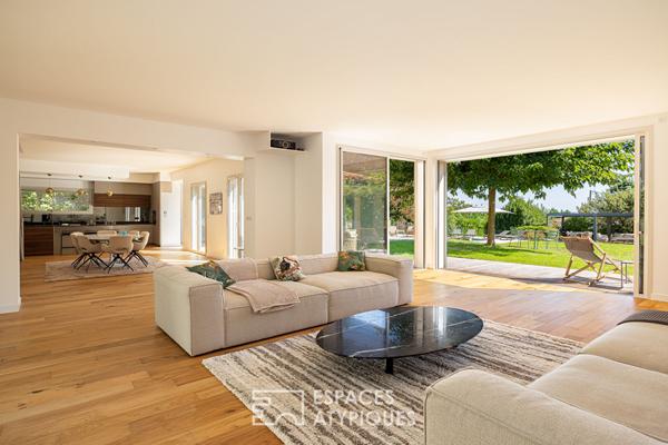 Maison contemporaine et lumineuse sur terrain paysagé avec piscine