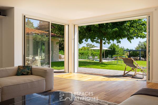 Maison contemporaine et lumineuse sur terrain paysagé avec piscine