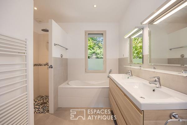 Maison contemporaine et lumineuse sur terrain paysagé avec piscine