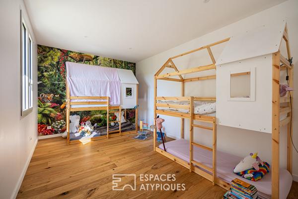 Maison contemporaine et lumineuse sur terrain paysagé avec piscine