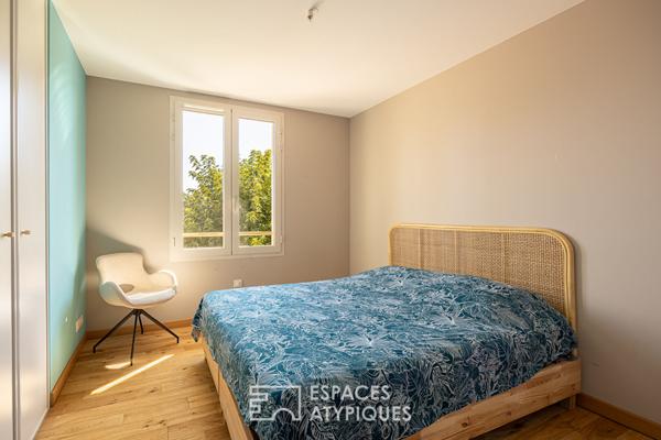 Maison contemporaine et lumineuse sur terrain paysagé avec piscine