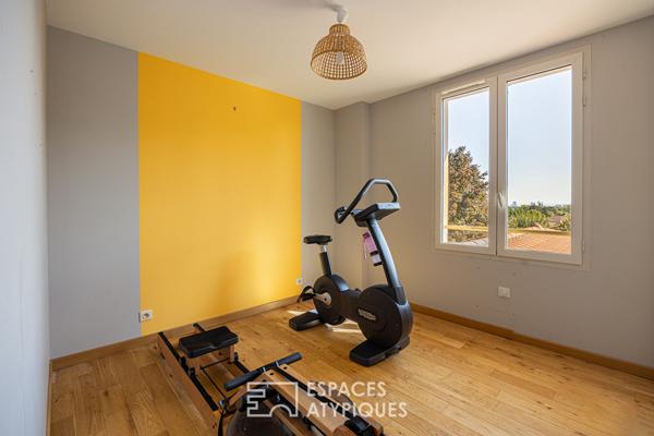 Maison contemporaine et lumineuse sur terrain paysagé avec piscine