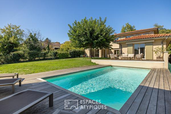 Maison contemporaine et lumineuse sur terrain paysagé avec piscine