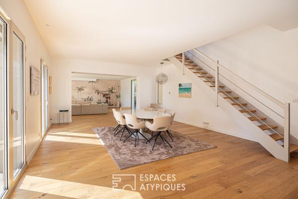 Maison contemporaine et lumineuse sur terrain paysagé avec piscine