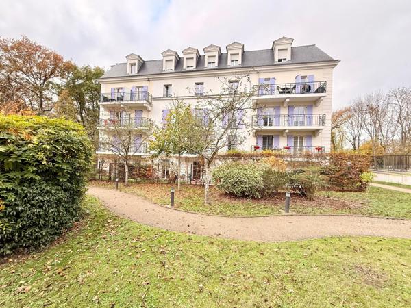 Appartement de 2 pièces, balcon et parking en sous-sol.