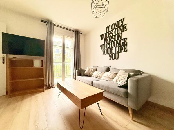 Appartement de 2 pièces, balcon et parking en sous-sol.