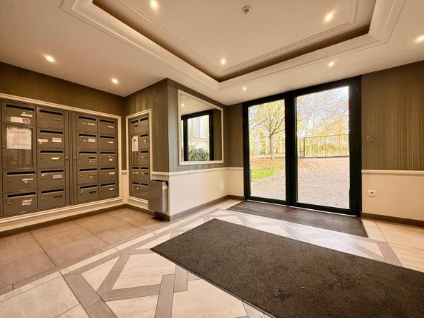 Appartement de 2 pièces, balcon et parking en sous-sol.