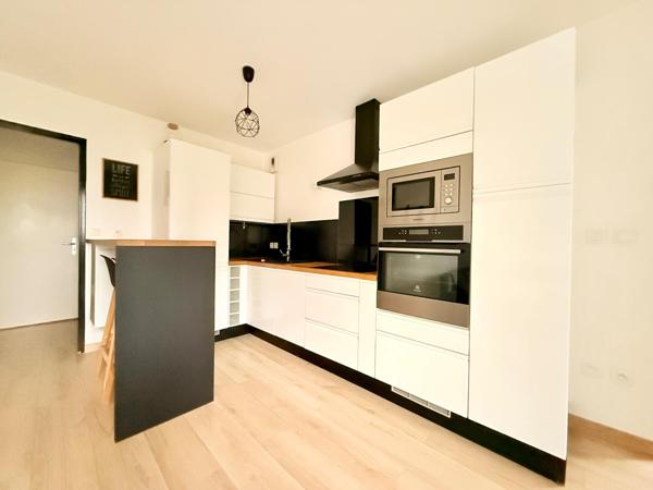 Appartement de 2 pièces, balcon et parking en sous-sol.