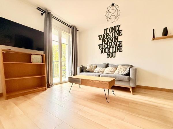 Appartement de 2 pièces, balcon et parking en sous-sol.