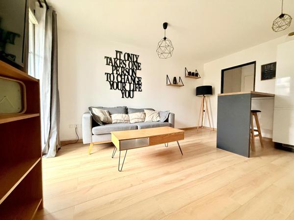 Appartement de 2 pièces, balcon et parking en sous-sol.