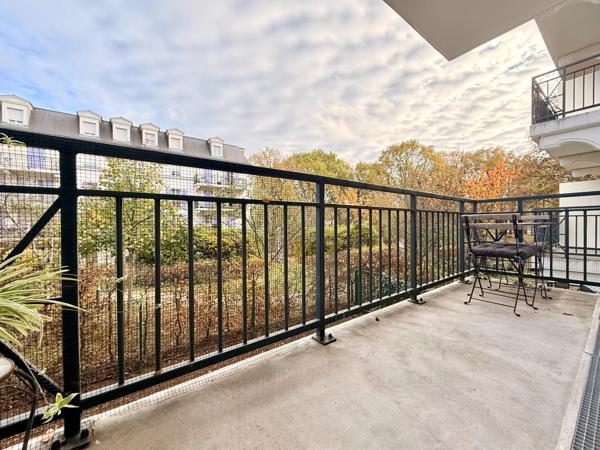Appartement de 2 pièces, balcon et parking en sous-sol.