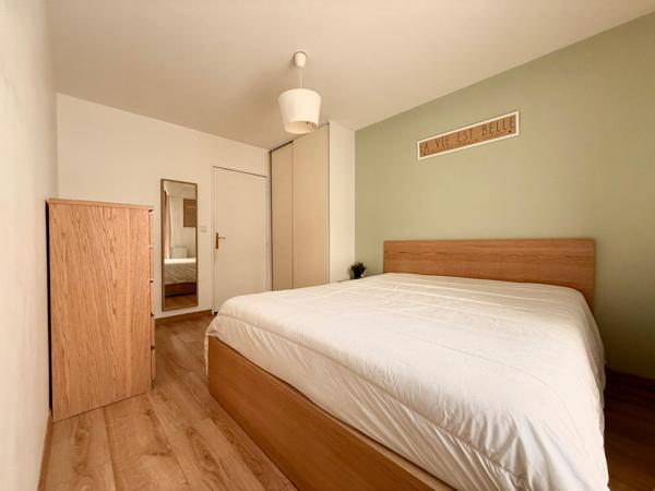 Appartement de 2 pièces, balcon et parking en sous-sol.