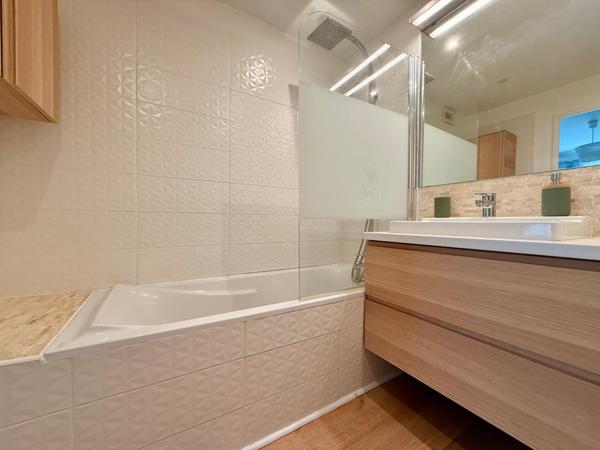 Appartement de 2 pièces, balcon et parking en sous-sol.