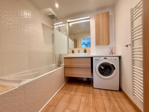 Appartement de 2 pièces, balcon et parking en sous-sol.