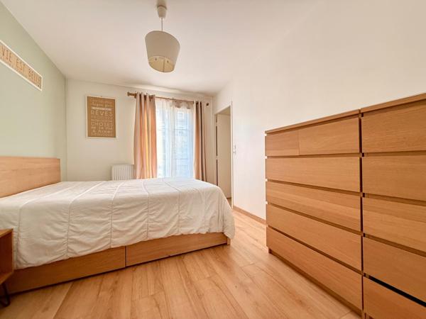 Appartement de 2 pièces, balcon et parking en sous-sol.