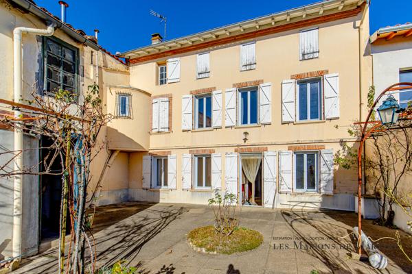 Montesquieu-Volvestre (31310) Superbe maison de village de 189m2 avec jardin et garages.