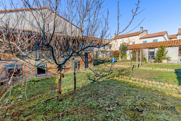 Montesquieu-Volvestre (31310) Superbe maison de village de 189m2 avec jardin et garages.