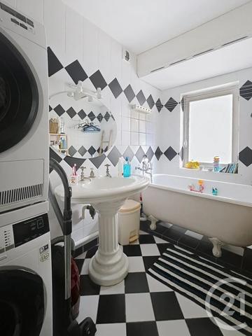 Appartement F5 à vendre  6 pièces - 127,57 m 2   RIOM  - 63