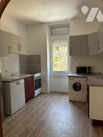Une maison à usage d'habitation mitoyenne par deux faces