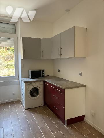 Une maison à usage d'habitation mitoyenne par deux faces