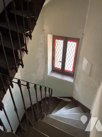 Une maison à usage d'habitation mitoyenne par deux faces