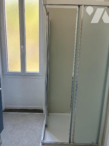 Une maison à usage d'habitation mitoyenne par deux faces