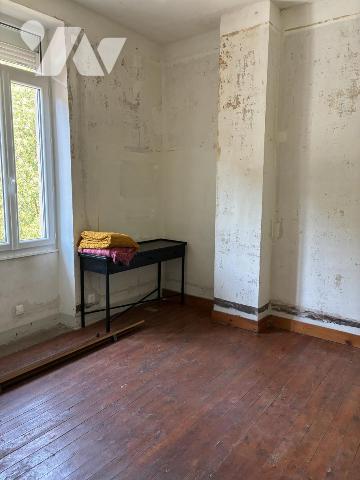 Une maison à usage d'habitation mitoyenne par deux faces