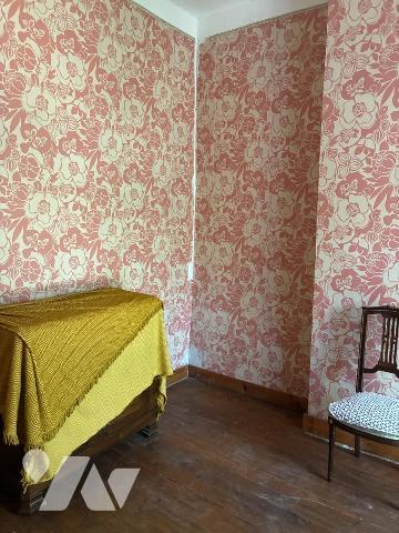Une maison à usage d'habitation mitoyenne par deux faces