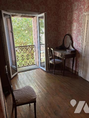 Une maison à usage d'habitation mitoyenne par deux faces