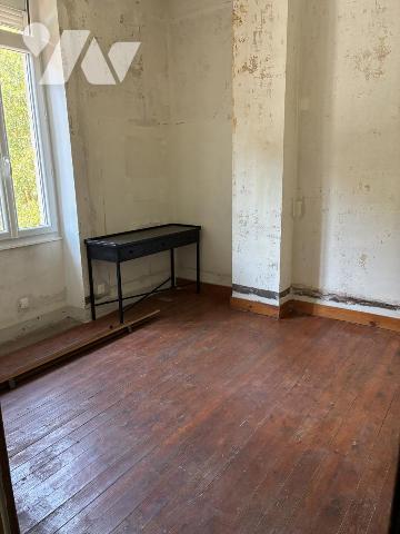 Une maison à usage d'habitation mitoyenne par deux faces