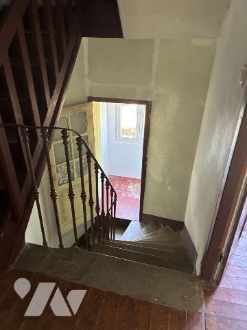 Une maison à usage d'habitation mitoyenne par deux faces