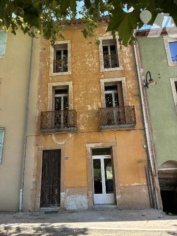 Une maison à usage d'habitation mitoyenne par deux faces