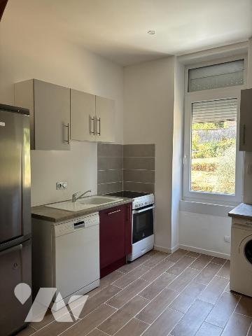 Une maison à usage d'habitation mitoyenne par deux faces