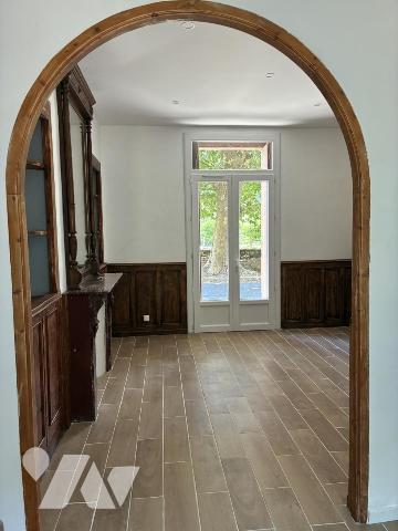 Une maison à usage d'habitation mitoyenne par deux faces
