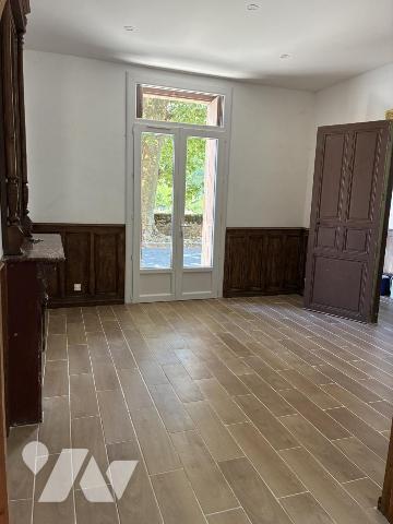 Une maison à usage d'habitation mitoyenne par deux faces