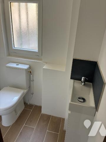 Une maison à usage d'habitation mitoyenne par deux faces
