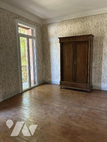 Une maison à usage d'habitation mitoyenne par deux faces