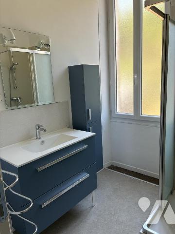 Une maison à usage d'habitation mitoyenne par deux faces