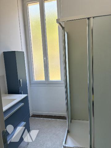 Une maison à usage d'habitation mitoyenne par deux faces