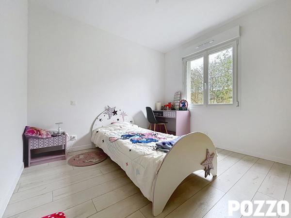 À VENDRE MAISON FAMILIALE RÉCENTE AVEC 5 CHAMBRES ET JARDIN A MOYON Villages LE MESNIL OPAC